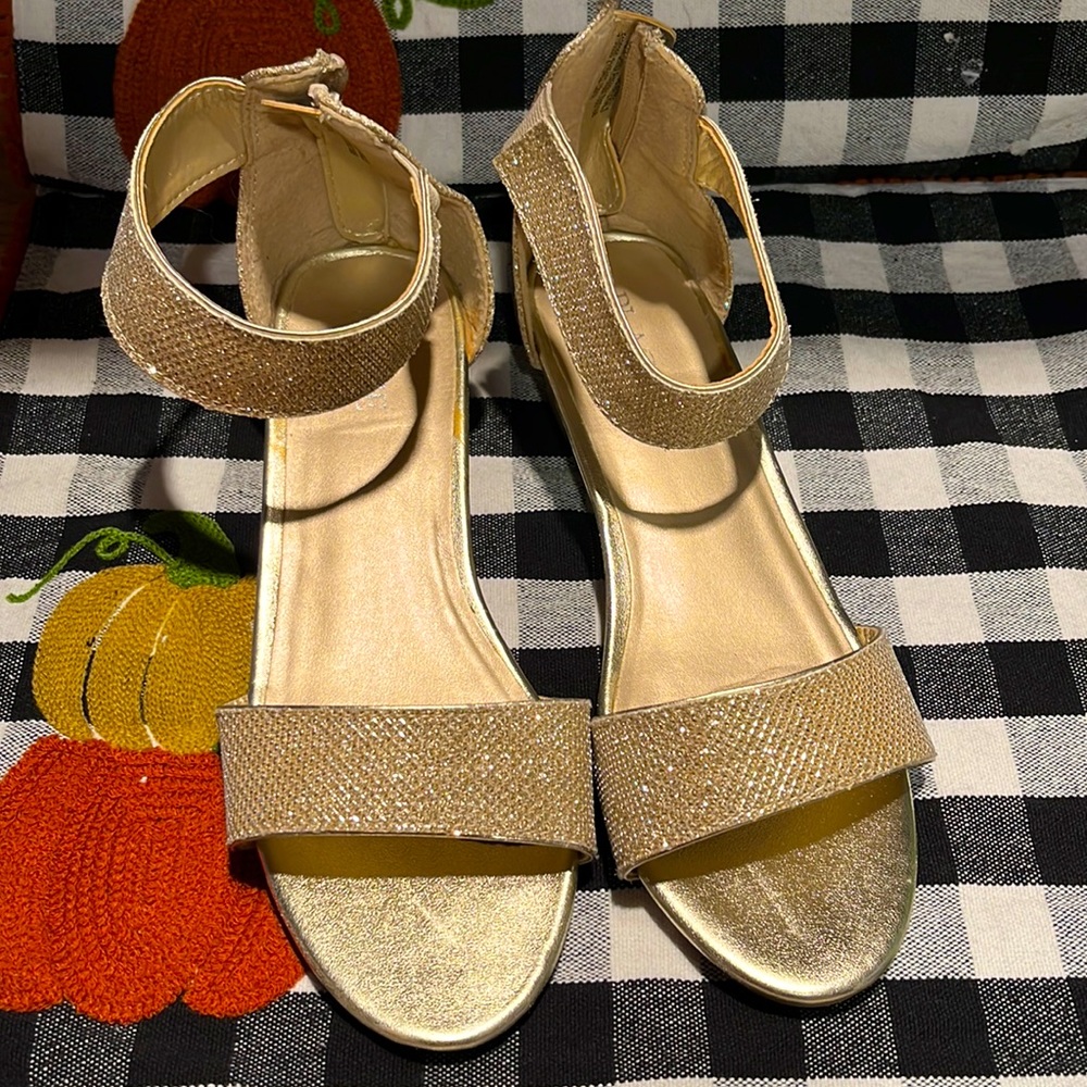 The children’s place gold sparkly dress shoes girls size 4